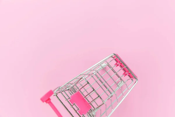 Pequeño supermercado supermercado juguete empuje carro aislado en rosa pastel colorido fondo — Foto de Stock