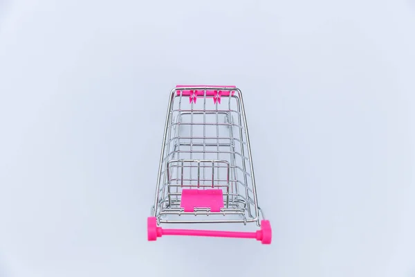 Piccolo carrello di spinta del giocattolo del supermercato del supermercato su sfondo bianco — Foto Stock