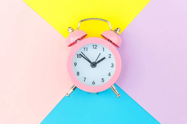 Relógio despertador vintage isolado em azul amarelo rosa pastel colorido moderno fundo geométrico — Fotografia de Stock