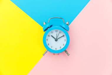 Vintage alarm saati mavi sarı pembe pastel renkli trendy geometrik arka plan üzerinde izole