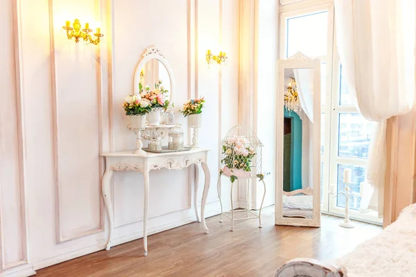 Vacker vit ljust ren interiör sovrum med stort fönster, fåtölj i lyxig barockstil — Stockfoto