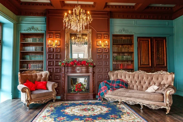 Interior clássico de luxo da biblioteca doméstica. Sala de estar com estante, livros, cadeira de braço, sofá e lareira — Fotografia de Stock