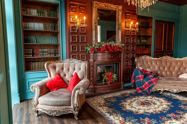 Interior clássico de luxo da biblioteca doméstica. Sala de estar com estante, livros, cadeira de braço, sofá e lareira — Fotografia de Stock