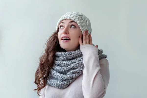 Rindo menina vestindo roupas quentes chapéu e cachecol isolado no fundo branco — Fotografia de Stock