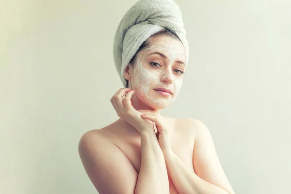 Γυναίκα, πρόσωπο με κρέμα ή θρεπτική μάσκα. Πανό — Φωτογραφία Αρχείου