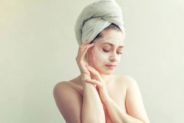 Cara de mujer con crema o máscara nutritiva. Banner —  Fotos de Stock