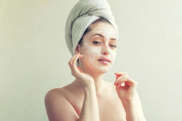 Vrouw gezicht met crème of voedende masker. Banner — Stockfoto