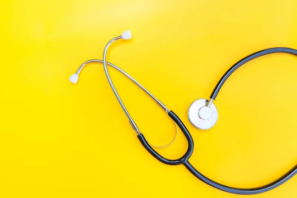 Geneeskunde apparatuur stethoscoop of phonendoscoop geïsoleerd op trendy gele achtergrond — Stockfoto