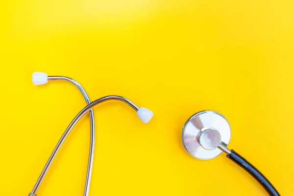 Lékařské zařízení stetoskop nebo fonendoskop izolované z módního žlutého pozadí — Stock fotografie
