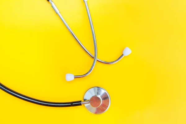 Equipamento de medicina estetoscópio ou fonendoscópio isolado em fundo amarelo na moda — Fotografia de Stock