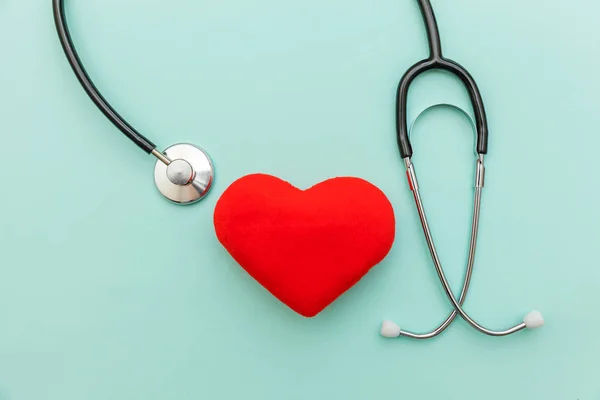 Tıp ekipmanları stetoskop veya fonndoskop ve kırmızı kalp trendy pastel mavi arka plan izole. Doktor için alet cihazı. Sağlık hayat sigortası kavramı — Stok fotoğraf