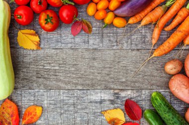 Ülke tarzı ahşap arka planda farklı taze organik sebzeler.
