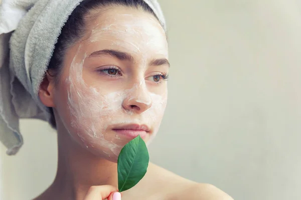 Cara de mulher com folha verde e creme ou máscara nutritiva — Fotografia de Stock