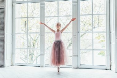 Genç balerin dans sınıf