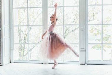 Genç balerin dans sınıf