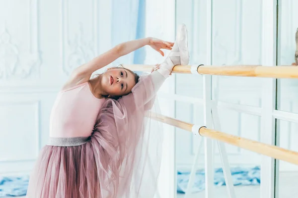 댄스 클래스에서 핑크 투투 스커트에 아름다운 우아한 발레리나 연습 발레 위치 — 스톡 사진