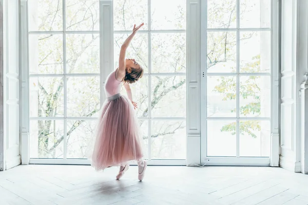 Jeune danseuse de ballet en cours de danse — Photo