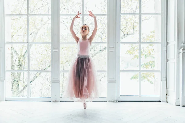 舞蹈课上的年轻芭蕾舞演员 — 图库照片