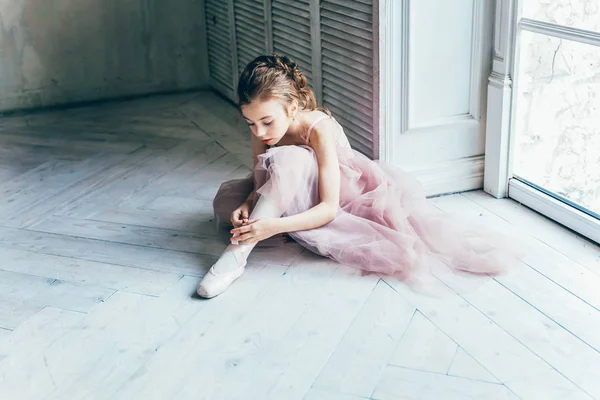 Giovane ballerina di danza classica in classe di danza — Foto Stock