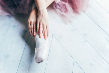 Balerin eller dans dersi bacağından pointe ayakkabı koyar