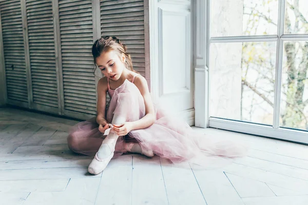 Joven bailarina de ballet en clase de baile —  Fotos de Stock