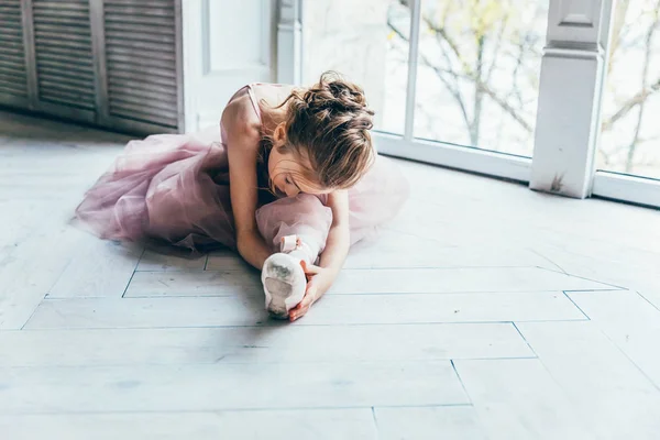 Jeune danseuse de ballet en cours de danse — Photo