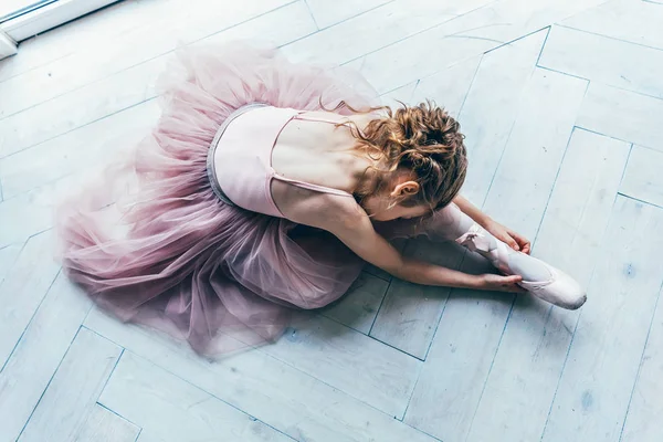 Joven bailarina de ballet en clase de baile —  Fotos de Stock