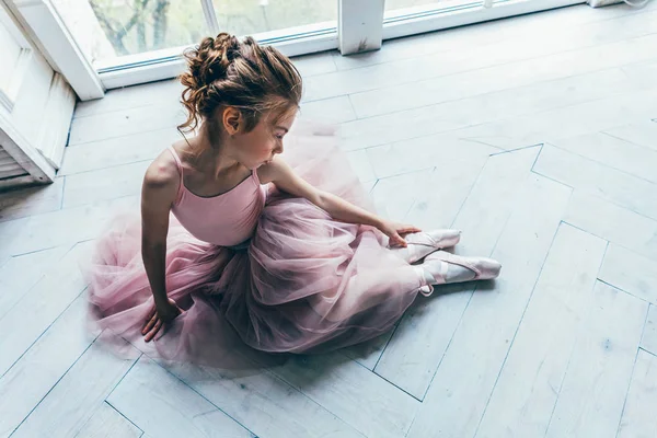 Jeune danseuse de ballet en cours de danse — Photo