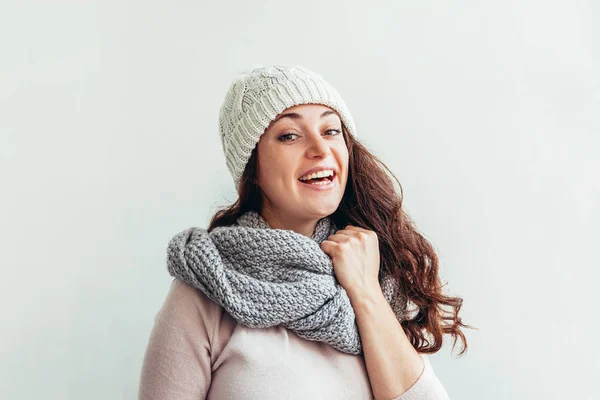 Rire fille portant des vêtements chauds chapeau et écharpe isolé sur fond blanc — Photo