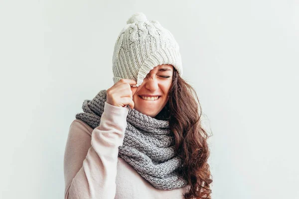 Lachen meisje dragen van warme kleren hoed en sjaal geïsoleerd op witte achtergrond — Stockfoto