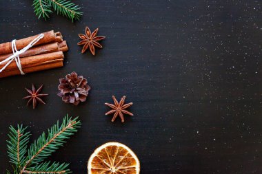 Koyu siyah arka plan üzerinde Noel Yeni Yıl Kompozisyon