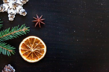 Koyu siyah arka plan üzerinde Noel Yeni Yıl Kompozisyon