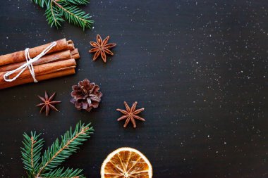 Koyu siyah arka plan üzerinde Noel Yeni Yıl Kompozisyon