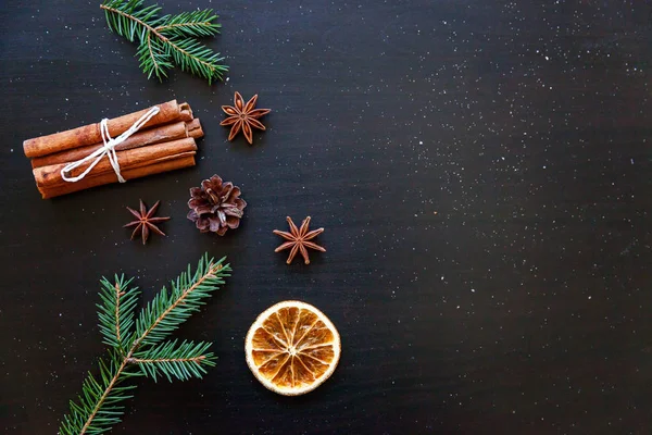 Koyu siyah arka plan üzerinde Noel Yeni Yıl Kompozisyon