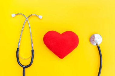 Tıp ekipmanları stetoskop veya fonndoskop ve kırmızı kalp trendy sarı arka plan izole
