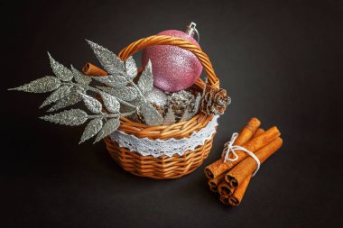 Siyah arka plan üzerinde Noel süslemeleri ile Sepet