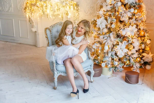 Anne ve kızı evde Noel ağacı yakınında oynarken dinlenmek