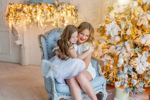 Anne ve kızı evde Noel ağacı yakınında oynarken dinlenmek