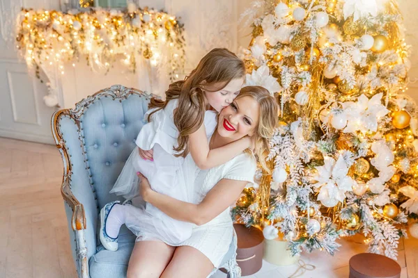 Mãe e filha relaxar jogando perto da árvore de Natal em casa — Fotografia de Stock