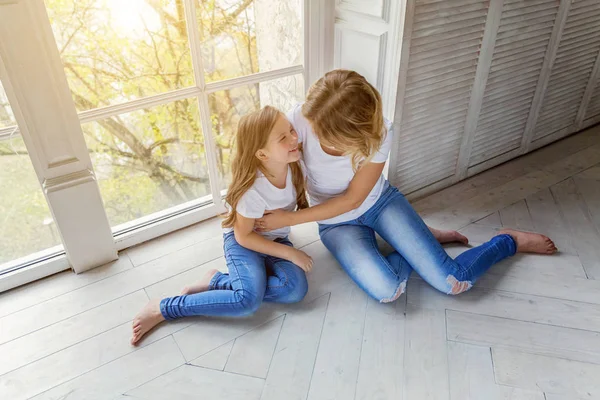 Anne ve kızı windiow yakın sarılma