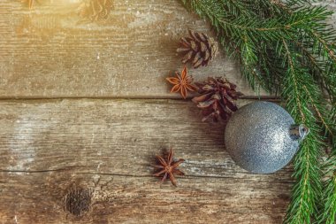 Ahşap bir arka planda noel süslemeleri