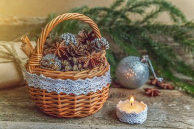 Ahşap bir arka planda noel süslemeleri