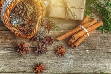 Ahşap bir arka planda noel süslemeleri