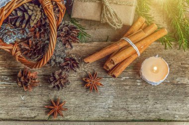 Ahşap bir arka planda noel süslemeleri