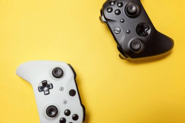 Sarı arka planda beyaz ve siyah iki joystick. Bilgisayar oyun Yarışması videogame kontrol çatışma kavramı