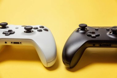 Sarı arka planda beyaz ve siyah iki joystick. Bilgisayar oyun Yarışması videogame kontrol çatışma kavramı