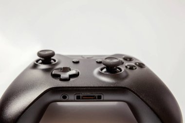 Beyaz arka planda siyah joystick