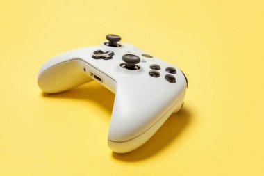 Sarı arka planda beyaz joystick. Bilgisayar oyun rekabet videooyunu kontrol çatışma kavramı