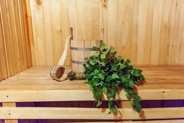 İç detayları Geleneksel sauna aksesuarları havzası huş süpürgesi kepçe ile Fin sauna buhar odası hamamı