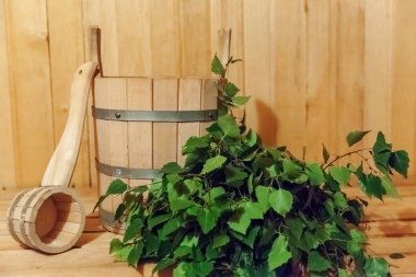 İç detayları Geleneksel sauna aksesuarları havzası huş süpürgesi kepçe ile Fin sauna buhar odası hamamı